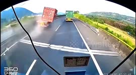 Quick-thinking driver braked timely to avoid rear-end collision on expressway in China