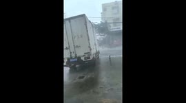 Super Typhoon Yagi causes truck to overturn in Hainan Province