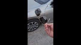 Awesome hack using polarized lens sunglasses reveals car surface