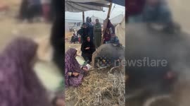 Palestine: Displaced women baking on clay ovens due to power and gas shortages in Gaza