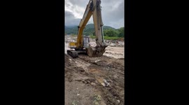 Brave Excavator driver uses excavator to cross floodwaters to deliver food to isolated people in flood-hit areas
