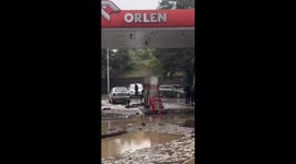 People steal alcohol from gas station after floods in Kłodzko, Poland