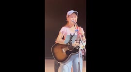 Beach performer has tourists dancing along with her Latin song