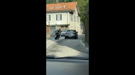Motorcyclist argues with driver, risks accident in Como, Italy