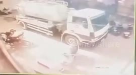 India: CCTV captured , A truck suddenly fell into a pit in the City Post premises, Maharashtra
