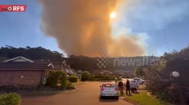 Sydney's northern beaches under bushfire emergency as firefighters battle blaze
