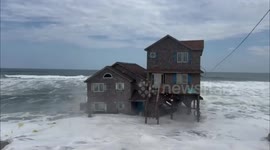 US: House Collapses into Ocean in Rodanthe, NC Amidst Erosion Crisis