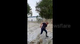 Tourists knocked down by powerful river tide in China