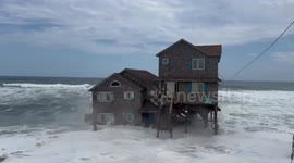 House collapses into the ocean in Rodanthe, North Carolina