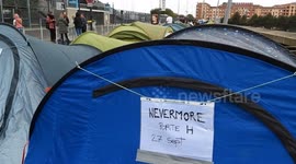 To ensure they have a front row seat to Mylène Farmer's concerts, on stage on September 27, 28 and October 1, several dozen fans have already installed tents to camp all around the Stade de France. (Video: 26 september 2024).