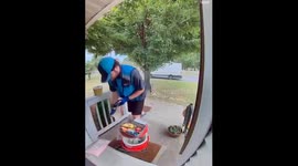 Delivery person takes snacks left by homeowner in Delaware
