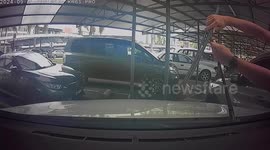 Couple caught on dashcam stealing windscreen wiper