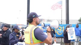 US: Longshoremen strike for the first time since 1977