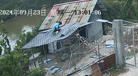 Homeowner fixing roof falls to the ground in DIY fail
