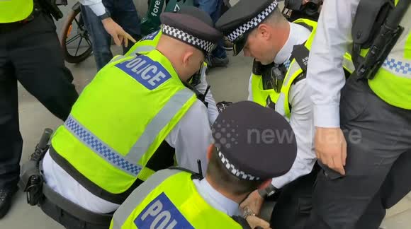 Police make arrests as pro-Palestine and pro-Israel protesters face off in London