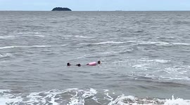 Mother and daughter swept away by rough waves rescued by onlookers in southern China