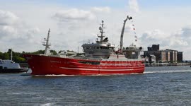 Brexit campaigners sail fishing boats up the Thames