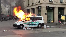 DUPLICATE Une voiture incendiée place de la République à Paris (8 vidéos) Car in fire in Paris due to Riots
