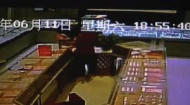 杭州：逃犯抢劫金店 百人追捕场面震撼！
