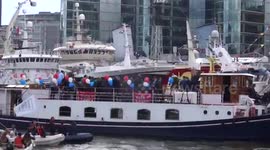 Remain boats circle around LEAVE EU boat at Farage's flotilla on the Thames