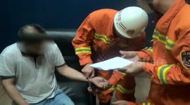 Firefighters help police to open suspect's handcuffs