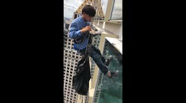 Don't look down! High-rise window cleaner has lunch break at 600ft