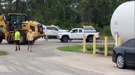 US: Venice Residents Rush to Sandbag Station Amidst Growing Storm Threat