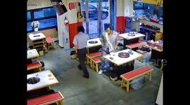 Man dining at restaurant panics over ‘phone thief’ - drops noodles on the floor, then picks them up and continues eating