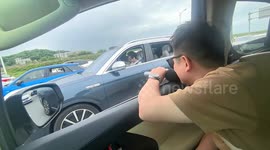 Brilliant scene as motorists stuck in traffic whip out microphones and perform karaoke duet