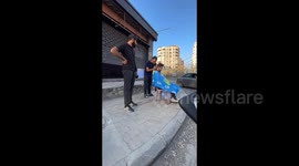 Lebanon: A barber continues to work and receive clients on the street in Beirut