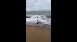 Mother and child rescued from waves in Xiamen