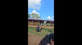 Dos personas pasando un lindo momento en  halloween inicio de semana mientras cortaban una calabaza