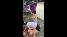 Heartbreaking scene little girl says goodbye to pet dog that passed away