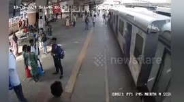 A Brave Railway RPF Heroic Rescue at Dadar Railway Station a Passanger runing train in Maharashtra