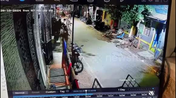 Wife dragged along street by gold chain snatchers in India - Buy, Sell or Upload Video Content with Newsflare