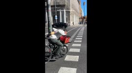 Cyclist in Barcelona shares sweet moment with pet dog