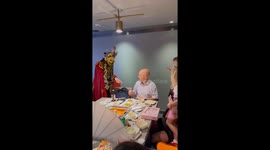 Face-changing performer entertains diners in China