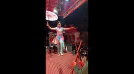 Chinese acrobat stuns audience with rapid balancing act