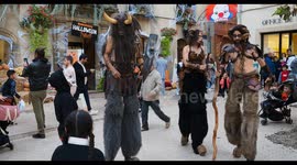 Halloween Party en ce 31 octobre dans les Alpes-de-Haute-Provence. Les commerçants y participent. Les enfants sont rayonnants avec leurs déguisements.