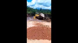 Excavator engulfed by liquefaction in Indonesia, operator miraculously escapes [[TEST]]