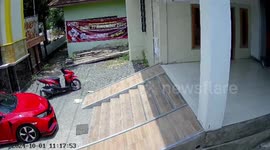 Security camera captures fall in Central Java