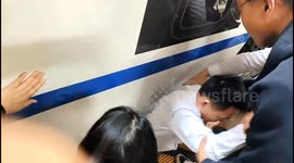 Young man bravely rescues boy fell in gap between train and platform in China