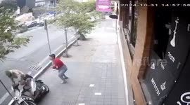 Brave Iranian woman fights back against motorcycle mugger