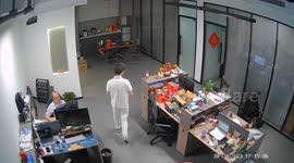 Cleaning agent explosion shocks office in southern China