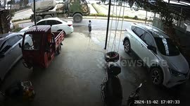 Four-year-old boy salutes passing military convoy as soldiers honk in heartwarming response