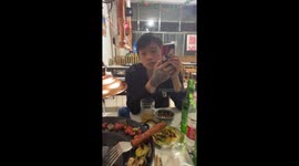 Friend falls off chair after dinner in Zhejiang Province