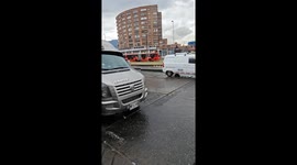 Truck drives with damaged tire and rim in Bogotá