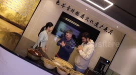 Foreign vloggers learn how to make traditional Chinese herbal jelly