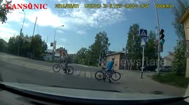 Two cyclists collides head-on on pedestrian crossing