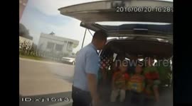 广西：幼儿园核载9人面包车 密密麻麻塞34名小孩